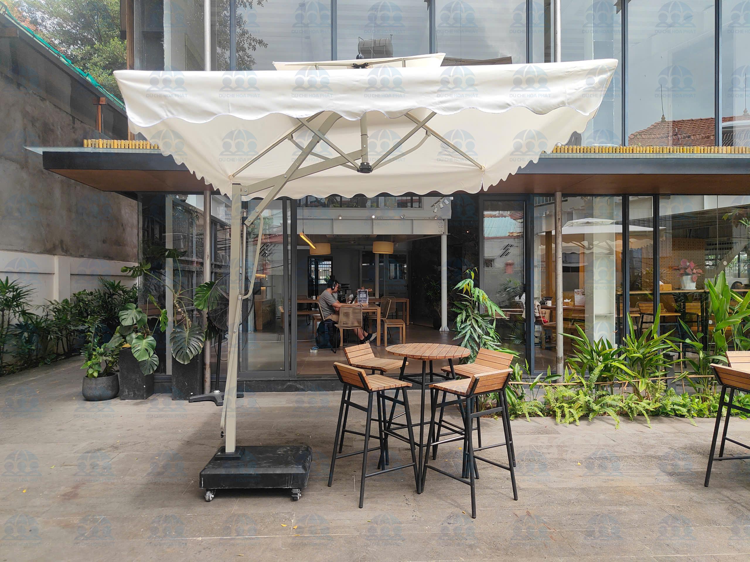 Dù lệch tâm ngoài trời